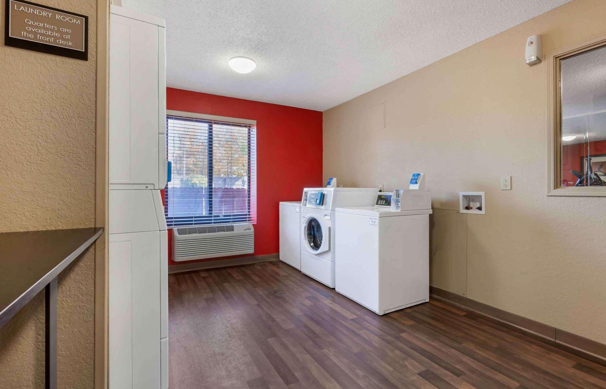 Extended Stay America Select Suites - Rockford - State Street Екстер'єр фото